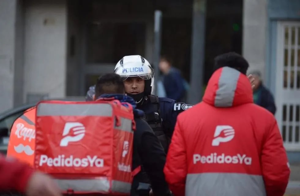 Repartidores de Pedidos Ya se manifestaron en Grand Bourg y denuncian que fueron agredidos por los policías de la comisaría primera