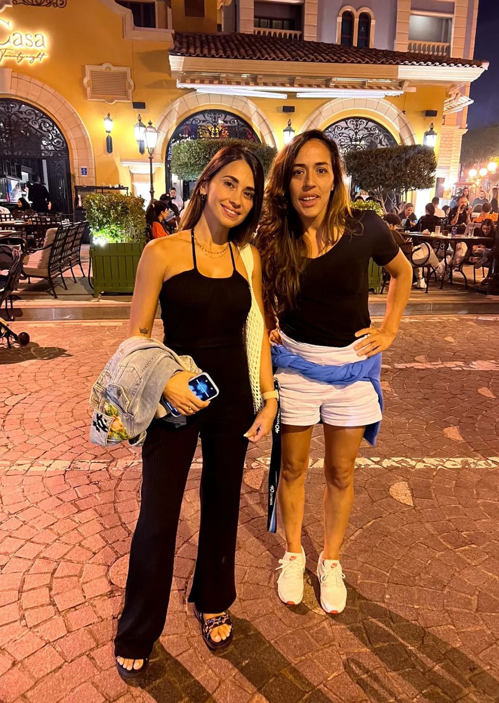 Antonela Rocuzzo con Luana Viera, una periodista en Qatar que consiguió su foto.