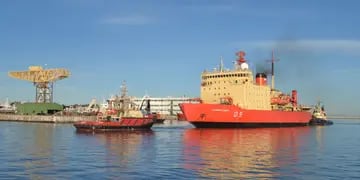 El rompehielos ARA “Almirante Irízar” amarró en la dársena de Puerto Belgrano