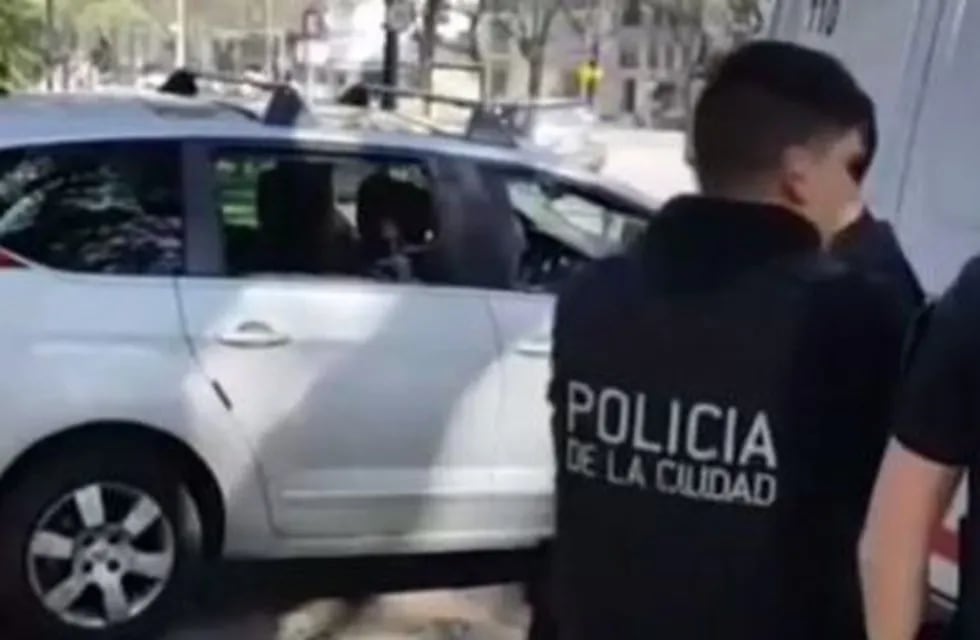 Motochorros le robaron a un automovilista el bolso con dinero que había retirado de un banco ubicado en Palermo.