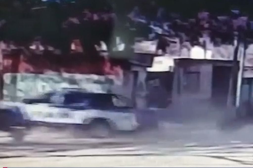 Una cámara de seguridad captó el momento del choque en barrio Villa 9 de Julio de Córdoba. (Captura de video)