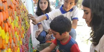 Mural. Unos 600 alumnos de más de 30 colegios participaron con obras artísticas, juegos y música en la explanada del hospital Infantil (Martín Baez).