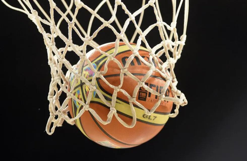 A picture taken on August 30, 2014 shows an official ball of the 2014 FIBA World basketball championships in the net at the Gran Canaria Arena in Gran Canaria.  AFP PHOTO / GERARD JULIEN\r\n gran canaria españa  campeonato torneo mundial mundo 2014 basquet pelota en el aro