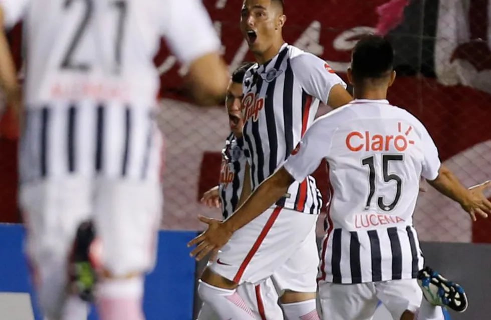 Oscar Cardozo, center, of Paraguay's Libertad celebrates with teammates after scoring against Argentina's Independiente during Copa Sudamericana soccer game, in Asuncion, Paraguay, Tuesday, Nov. 21, 2017. (AP Photo/Jorge Saenz)