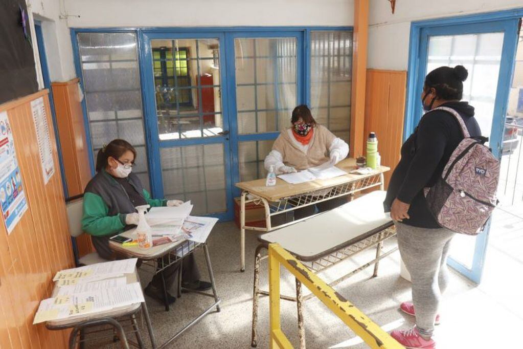 Entrega de módulos a un integrante por familia beneficiada. (Foto: prensa municipal).