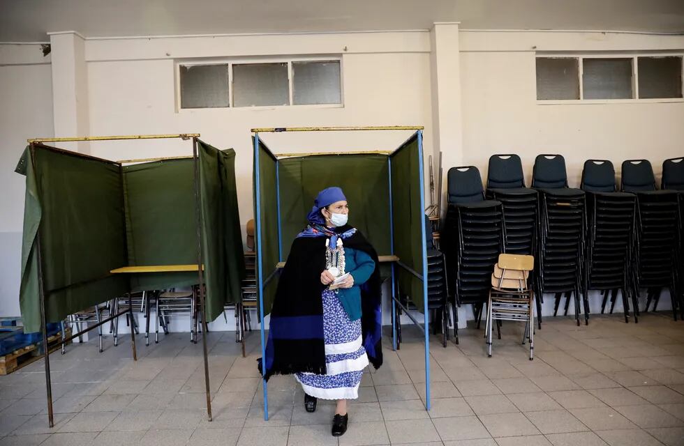 La autoridad espiritual mapuche y candidata constituyente Francisca Linconao abandona la cabina de votación luego de emitir su voto.