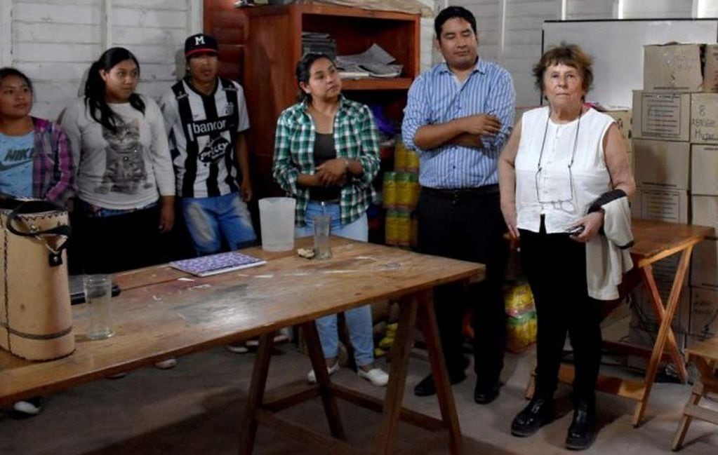 La Lic. Ana María Lucas (d), con integrantes de uno de los grupos  que participa del programa “Cuidadores de la Casa Común” en el interior de la provincia.