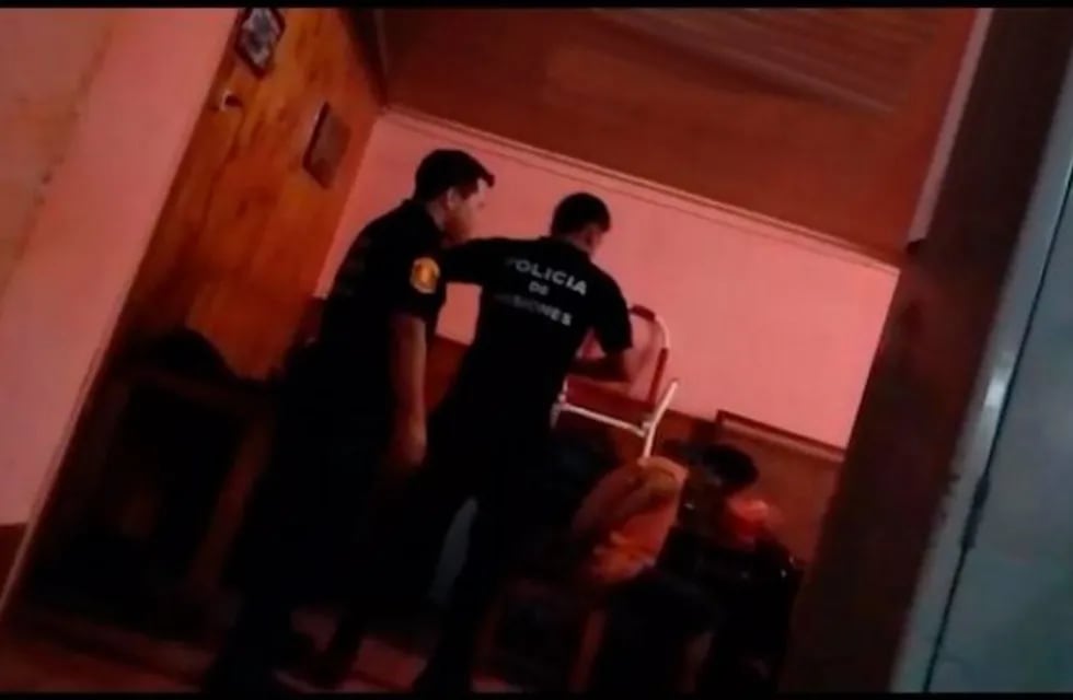 Imagen de los policías detenidos por golpear a un detenido con un cinto.