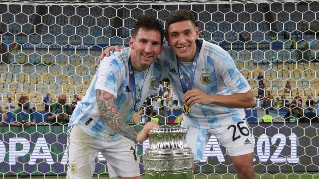 El cordobés Nahuel Molina y un momento que recordará para toda la vida. Su foto con Lionel Messi y la Copa América. (Prensa goal.com)