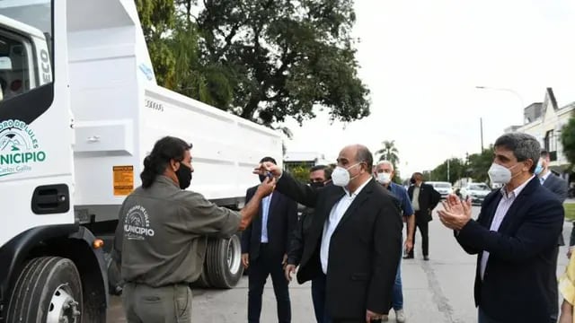 El gobernador entregó camiones recolectores en Lules.