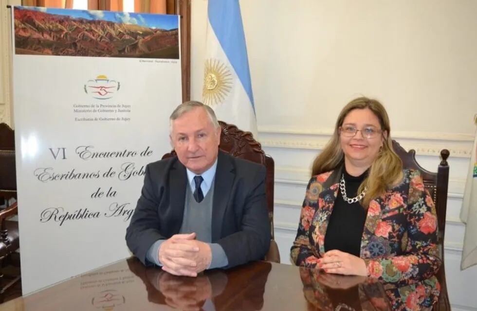 El ministro de Gobierno Agustín Perassi y la escribana de Gobierno de Jujuy, Emilce Bartulos, al anunciar la realización en Jujuy del Encuentro de Escribanos de Gobierno de la República Argentina.