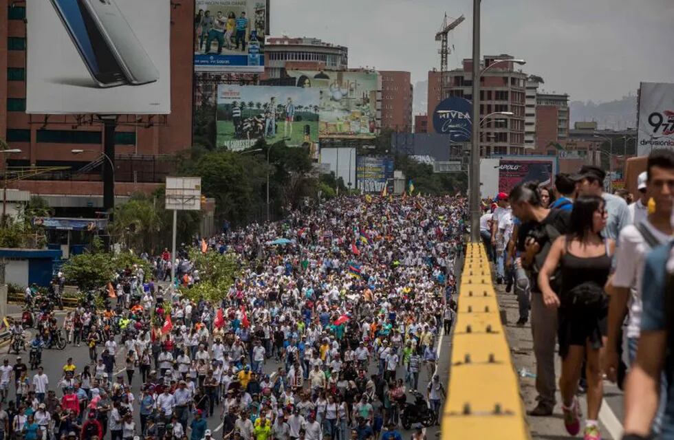 CAR01. CARACAS (VENEZUELA), 06/04/2017 - Un grupo de personas participan en una manifestación contra el gobierno venezolano hoy, jueves 6 de abril de 2017, en Caracas (Venezuela). La alianza de partidos Mesa de la Unidad Democru00e1tica (MUD), contraria al Gobierno de Nicolu00e1s Maduro, aseguró hoy que los venezolanos se manifestaron este jueves en ocho ciudades de Venezuela en contra de los magistrados del Tribunal Supremo de Justicia (TSJ) a quienes acusan de haber dado un 