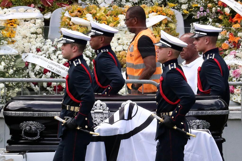 Miembros de una guardia de honor cargan el féretro con el cuerpo de la leyenda del fútbol, Edson Arantes do Nascimento, Pelé.
