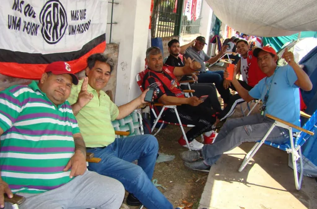 Los hinchas de River están acampando hace una semana para ver a su plantel contra Defensa.