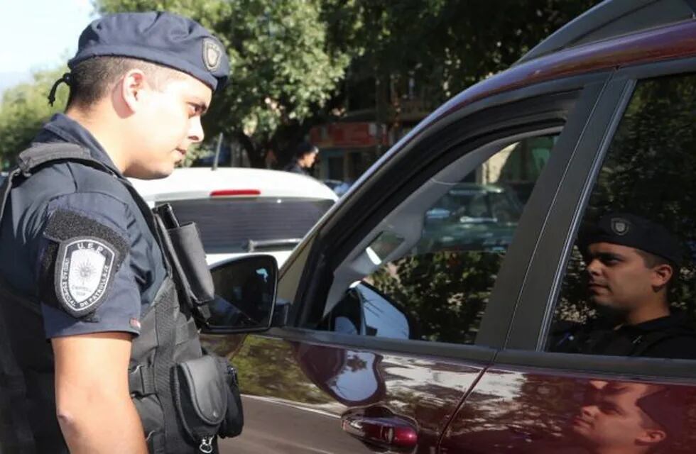 Policía cuarentena obligatoria. Foto: Mendoza Post.
