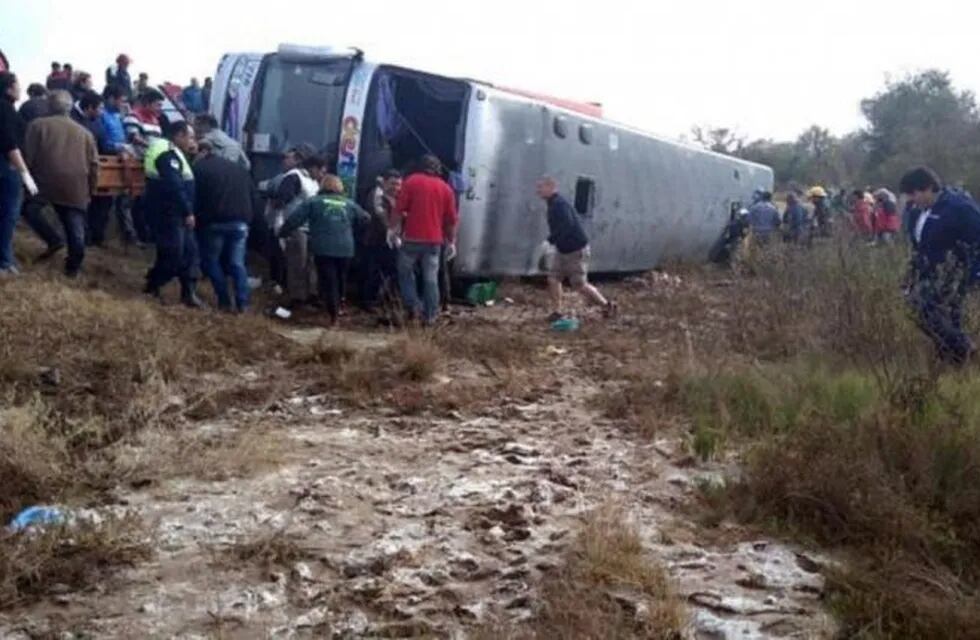 Así quedó el micro que volcó en Tucumán.