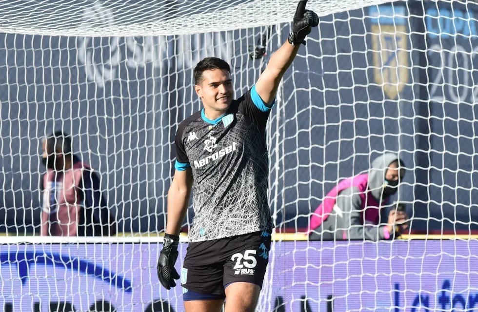 "El Chila" Gómez, arquero de Racing, fue protagonista atajando el penal de González de Boca para asegurar la clasificación a la final. (Gentileza Clarín)