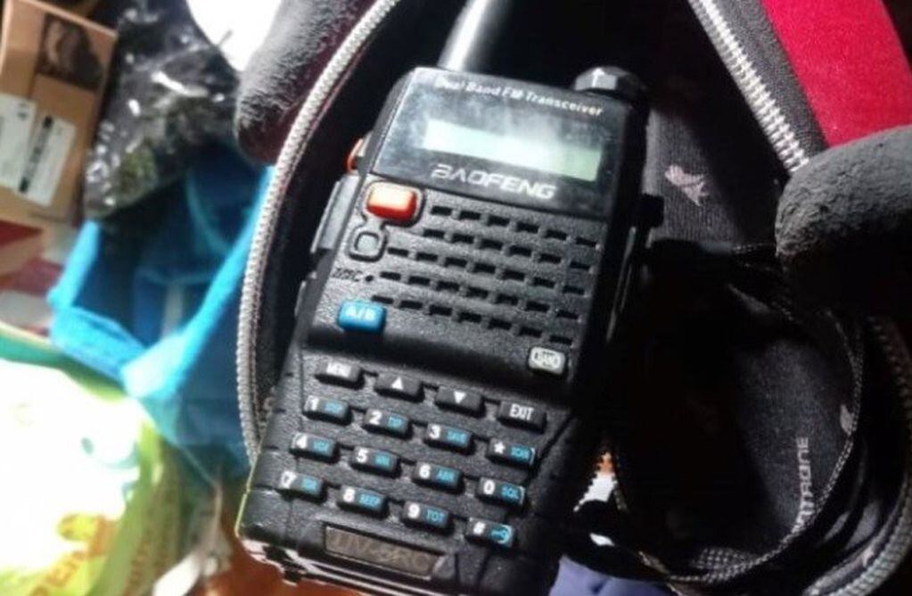 Uno de los elementos secuestrados es una radio con frecuencia policial.