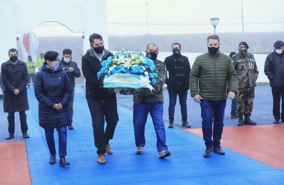 El Intendente Martín Pérez afirmó que "este 2 de abril, el pueblo de Río Grande acompaña a sus héroes de Malvinas en un sentido y respetuoso homenaje. Somos Río Grande. Somos la ciudad de la soberanía, y estamos orgullosos de ellos".