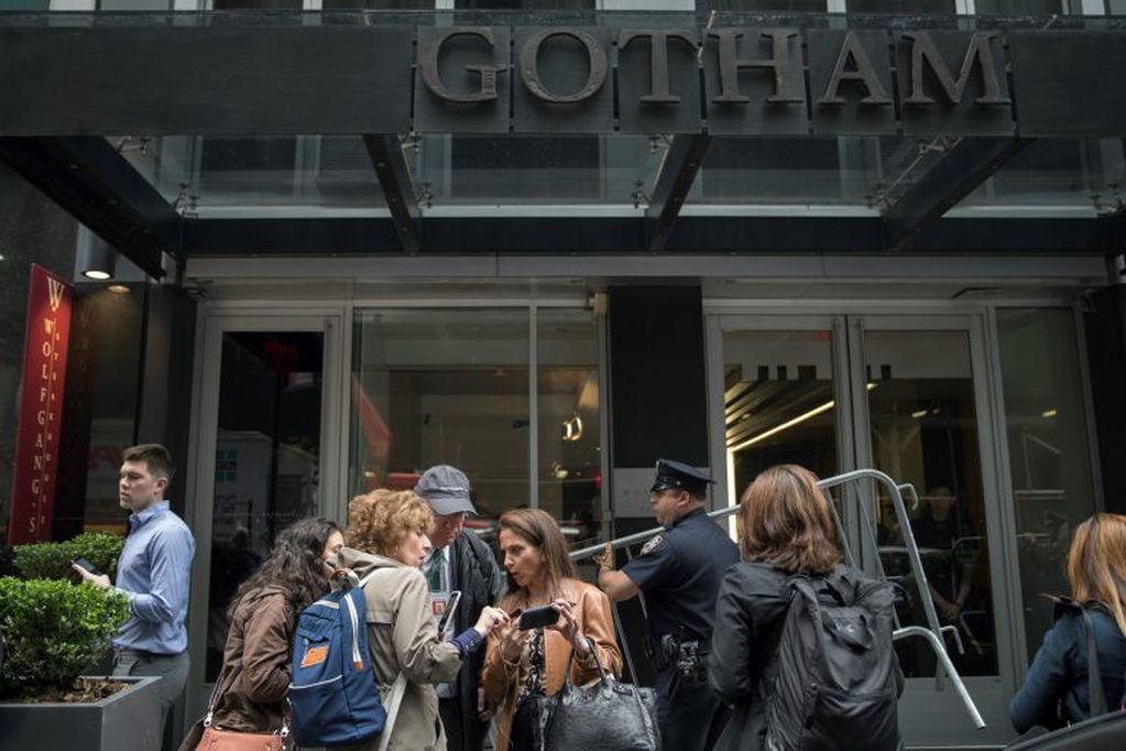 Periodistas y policías en la puerta del hotel Gotham. Foto: AP.