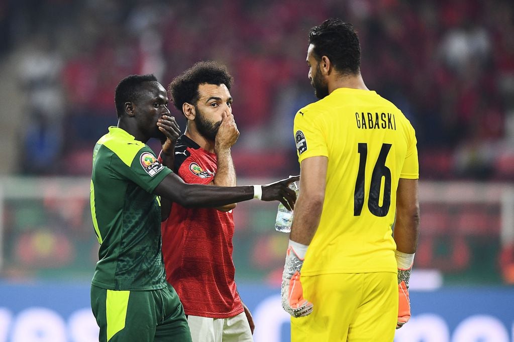 Mohamed Salah y Sadio Mané se disputan la Copa Africana.