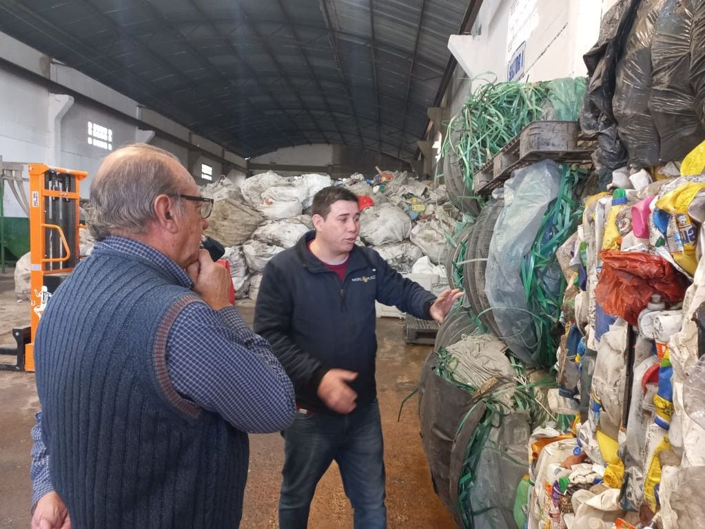 El intendente de Tres Arroyos visitó una Cooperativa de reciclado de plástico en Quilmes