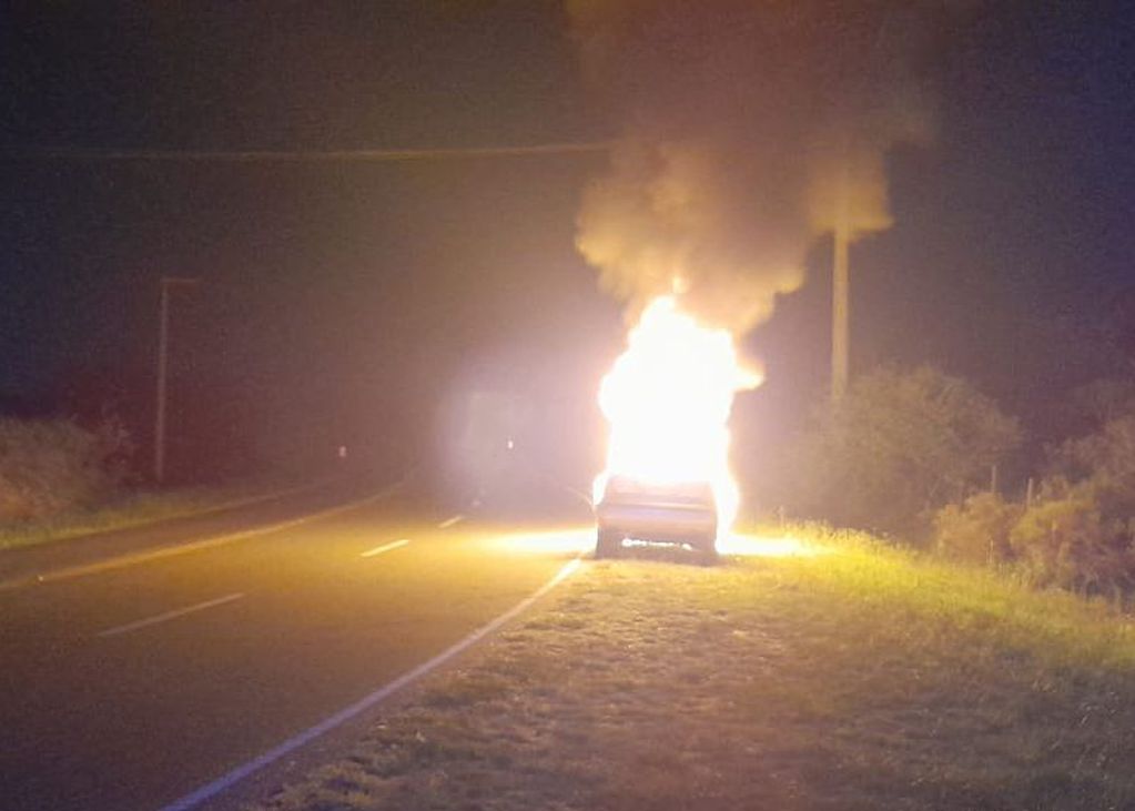 El auto incendiado en Cabalango. (Policía)