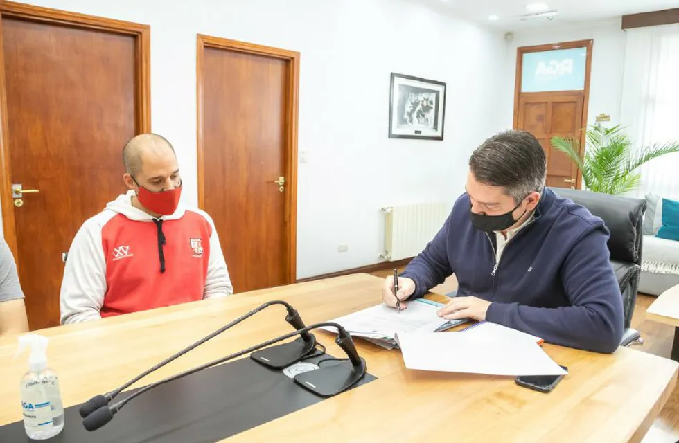 El intendente Martín Perez, junto al secretario de Gobierno, Gastón Díaz, recibieron a la Comisión Directiva del Club Universitario de Rugby,