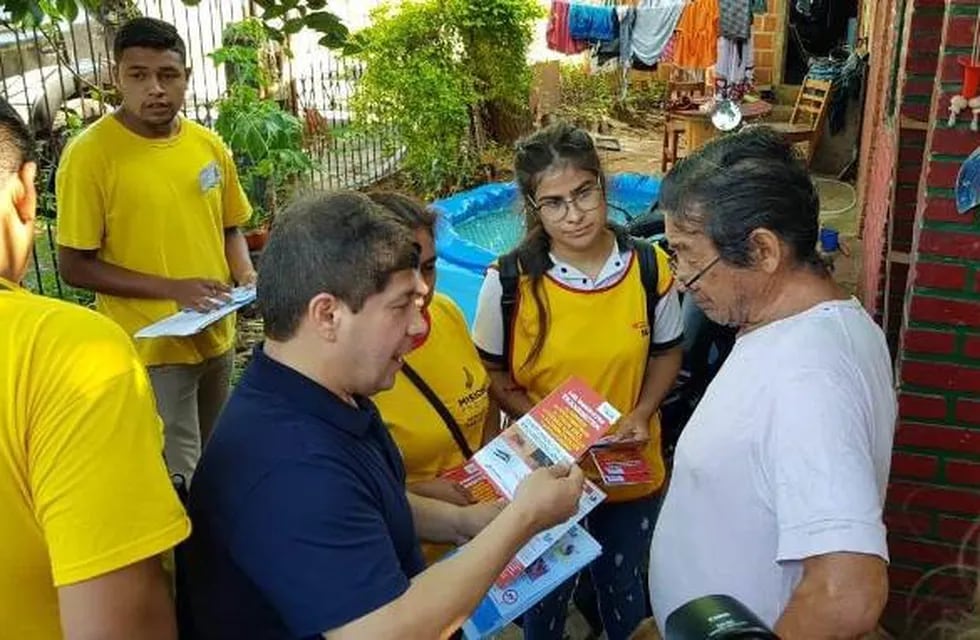 Oscar Alarcón, ministro de Salud, durante un operativo realizado este fin de semana en Posadas. (M. de Salud)
