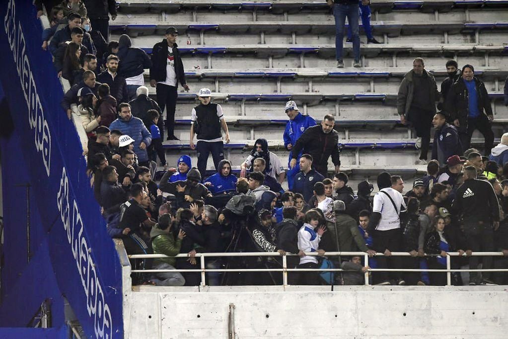 Barras de Vélez agredieron a hinchas de Talleres en la platea del estadio.  (Gentileza)