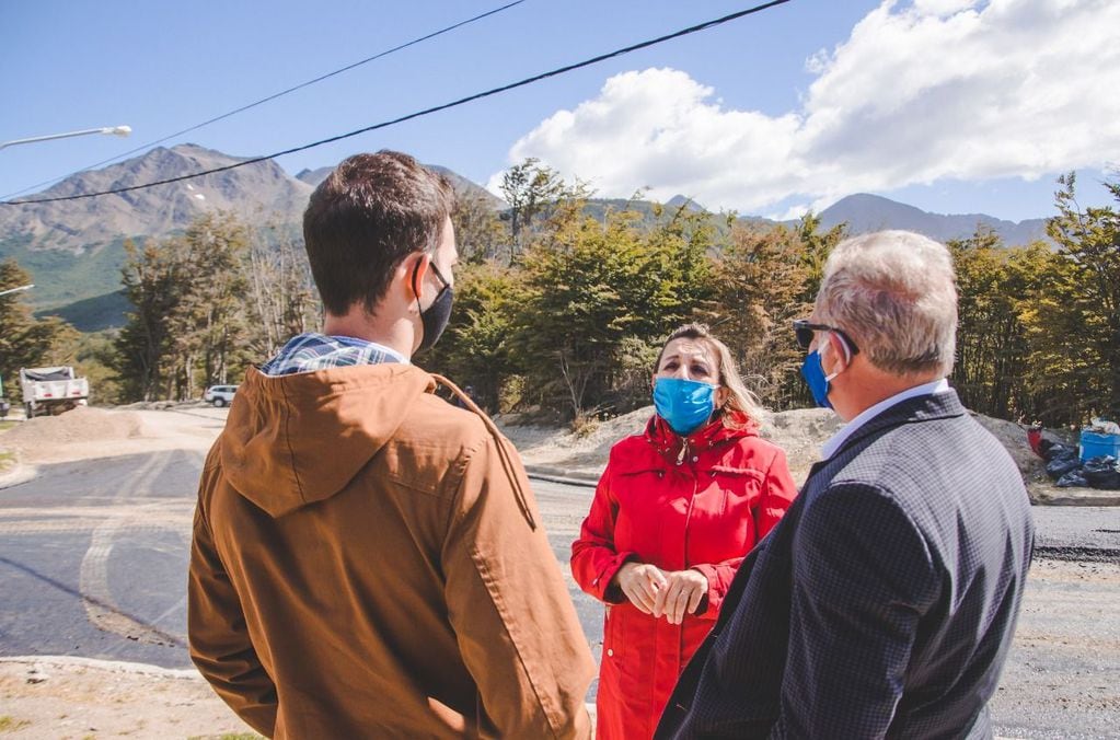 Comenzó la etapa de pavimentación de la calle Bahía de los Abrigos en el barrio Río Pipo en el marco del Plan de Obras de la Municipalidad de Ushuaia.