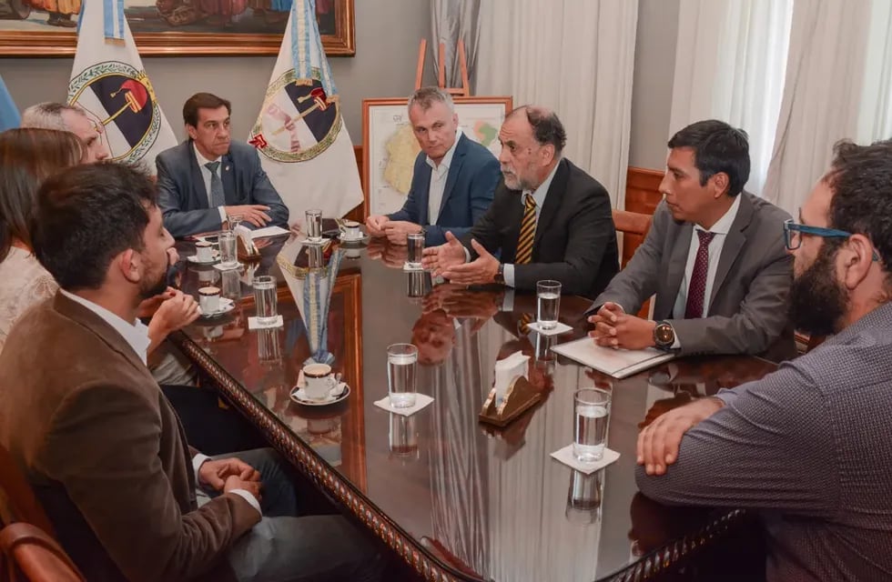 El gobernador Carlos Sadir y el ministro de Gobierno, Justicia y Trabajo, Normando Álvarez García, recibieron a la comitiva de Ledesma SAAI en la Casa de Gobierno.