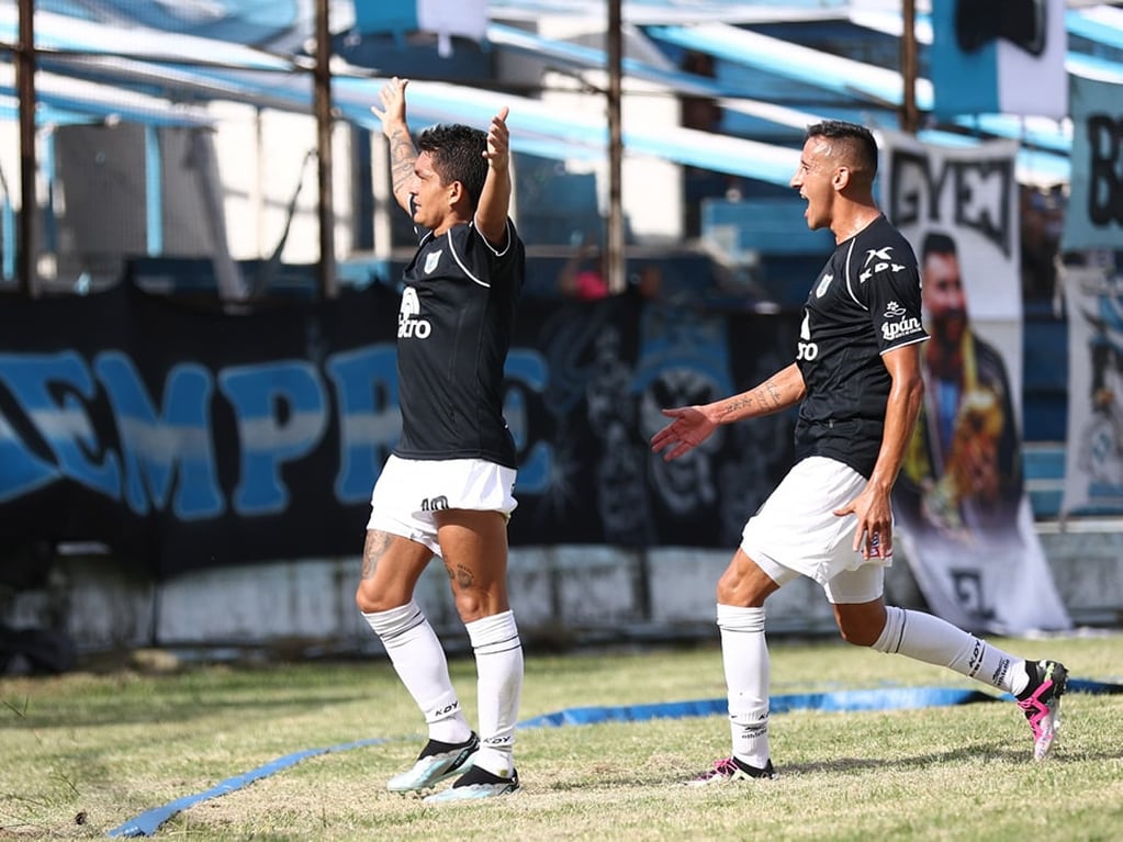 Luis "Pulga" Rodríguez, el goleador recientemente incorporado al "Lobo" jujeño, recibió la ovación de la hinchada tras convertir su primer gol con su nueva camiseta.