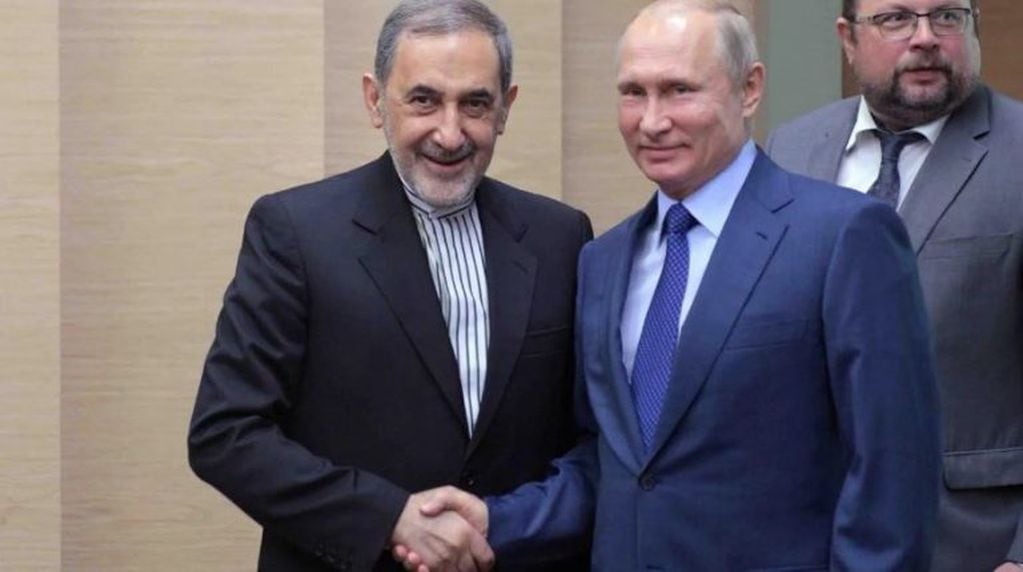 Vladimir Putin junto a Ali Akbar Velayati