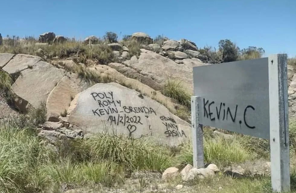 Turistas pintaron piedras en las Altas Cumbres.
