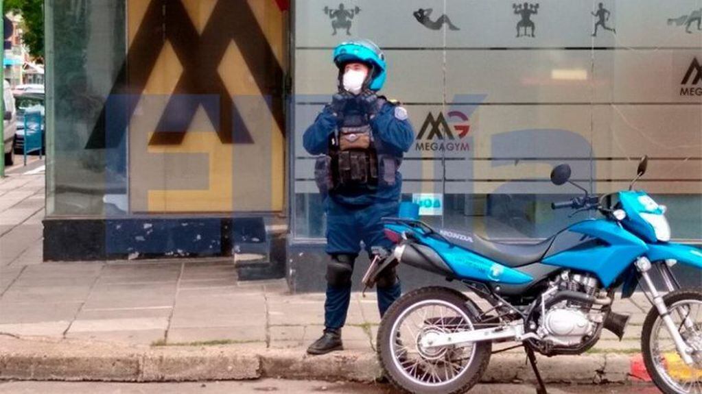 Utilizaron barbijos y guantes durante el operativo (El Día).