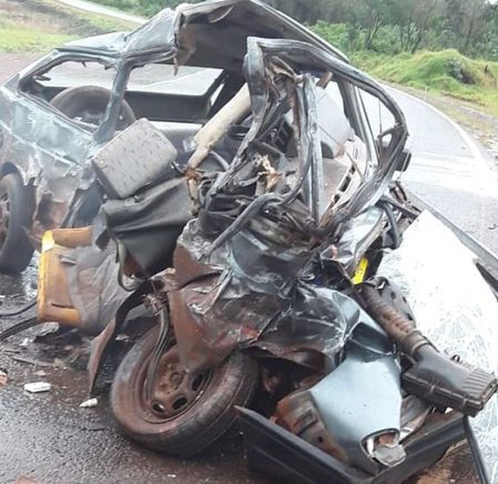 Accidente sobre Ruta 17: así quedó el vehículo donde viajaban Elena Rosa, quien murió en el acto, y su marido, que quedó hospitalizado en grave estado. (Foto: Misiones Online)