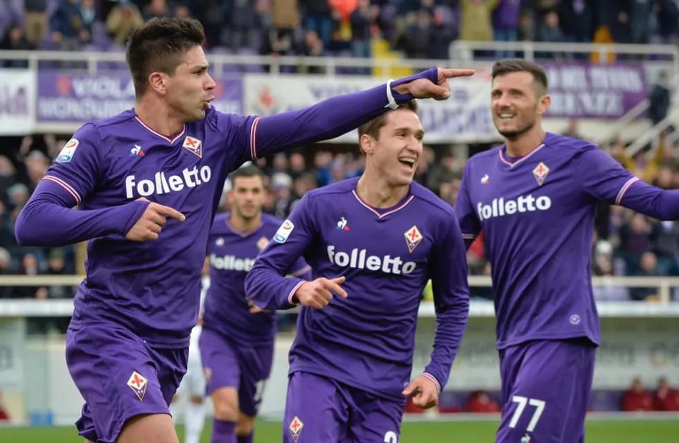 Fiorentina's Giovanni Simeone (L) jubilates after scoring a goal during the Italian Serie A soccer match ACF Fiorentina vs Milan at Artemio Franchi Stadium in Florence, Italy, 30 December 2017. ANSA/MAURIZIO DEGL ' INNOCENTI