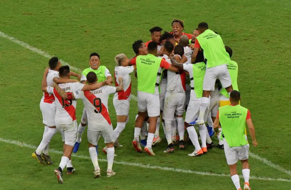 Peru's players celebrate after defeating Uruguay in the penalty shoot-out after tying 0-0 during their Copa America football tournament quarter-final match at the Fonte Nova Arena in Salvador, Brazil, on June 29, 2019. (Photo by Luis ACOSTA / AFP)