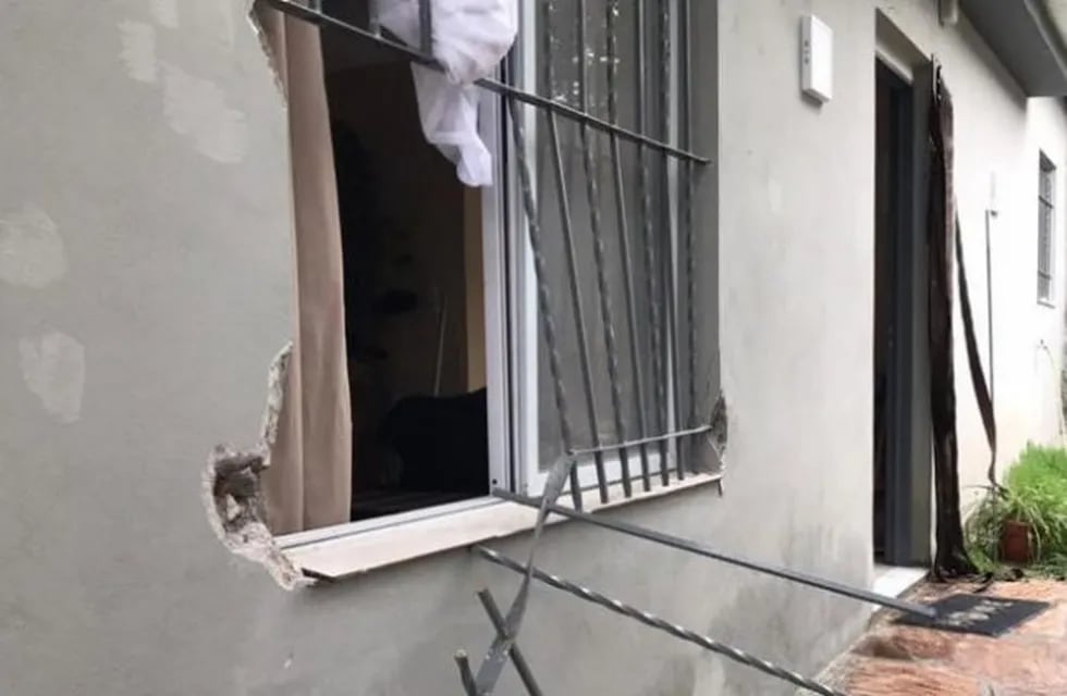 Destrozaron una ventana para desvalijarles la casa.