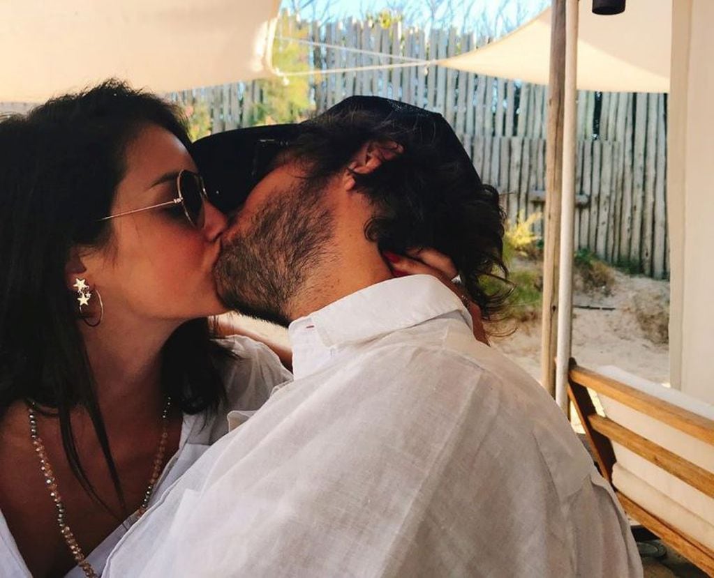 Lali Espósito compartió un fogoso beso con su novio que dejó en claro que no están separados