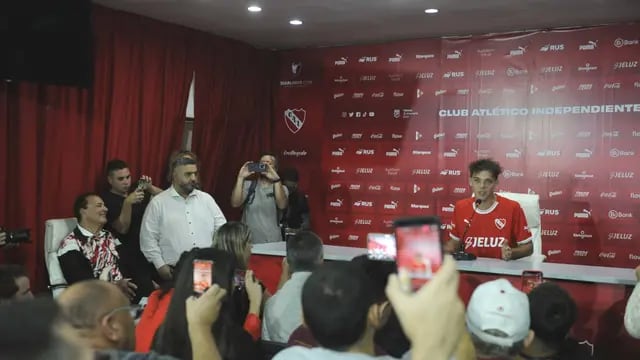 Santi Maratea, colecta para Independiente. (Clarín)