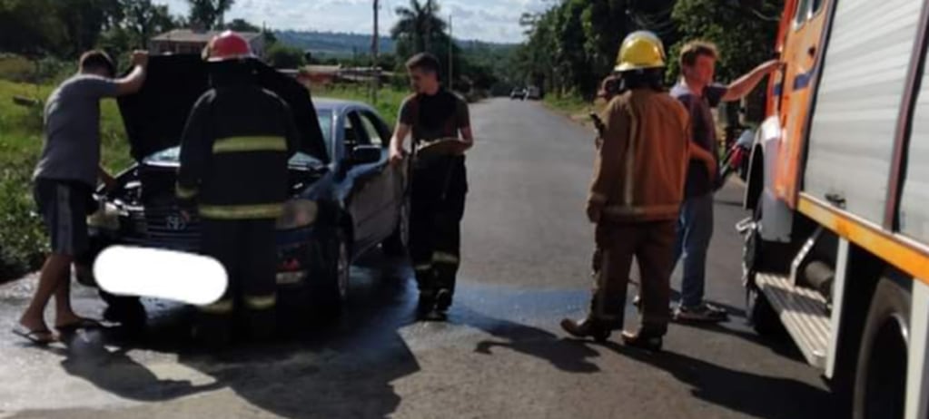 Un auto oriundo de Brasil se incendió en plena calle en Puerto Iguazú.