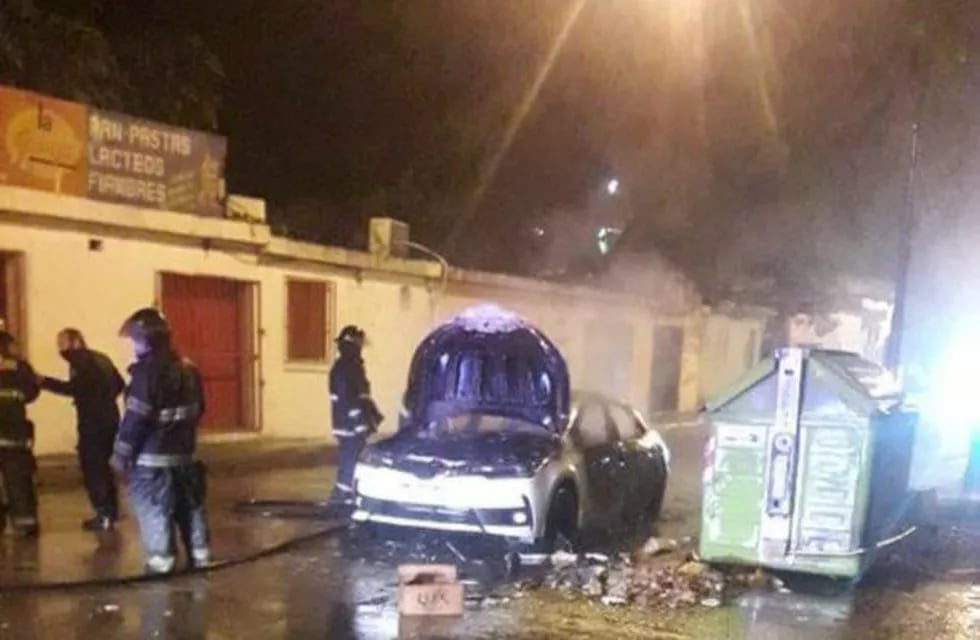 Toyota Corolla incendiado tras el tiroteo