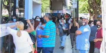Filas para hisopados en la Terminal de Mendoza 