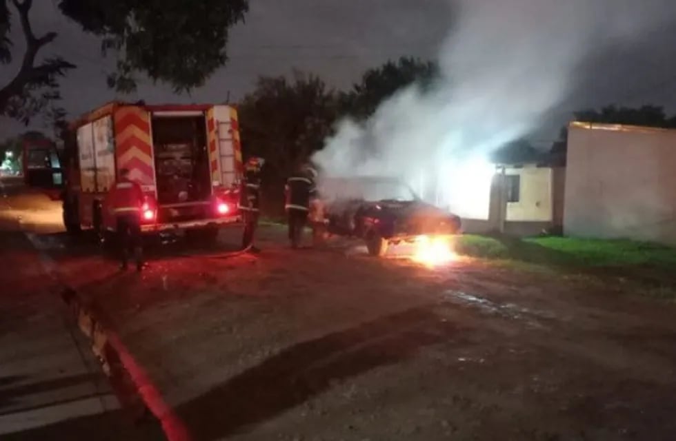 Incendio consumió totalmente un automóvil en Posadas.