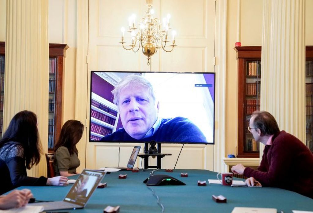 Boris Johnson se reúne con su gabinete por videoconferencia.