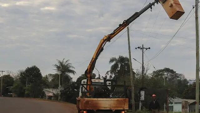 Ejecutan tareas de recambio de luminarias en Oberá