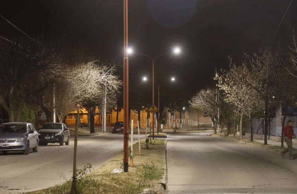 Nuevas luminarias en calle Azopardo de barrio Sol y Lago en la zona del Distrito Este.