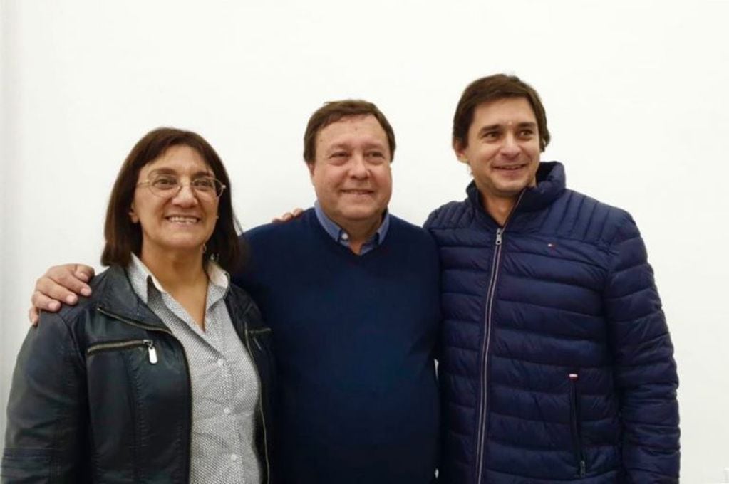 Mónica Silva (izq) junto al gobernador Alberto Weretilneck (centro) y el legislador Leandro Lescano (der).